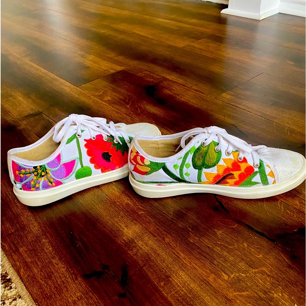 ONI ARTESIAN EMBROIDERED SHOES USED 8